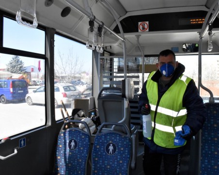 Дезинфекцират по четири пъти на ден всички автобуси в Пловдив