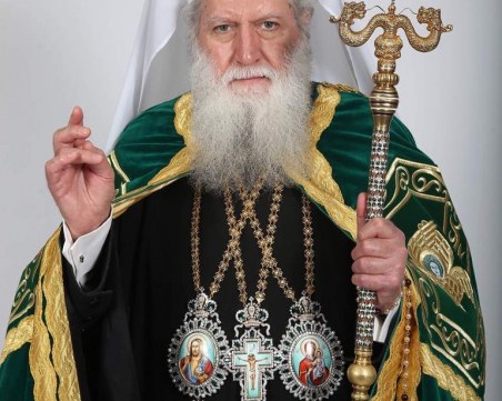 Патриархът: Църквите остават отворени, но болните да не ходят на обществени богослужения