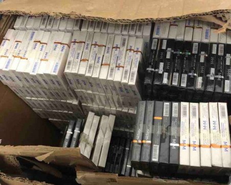 Удар в Столипиново! Жена търгува с цигари без бандерол на известни марки