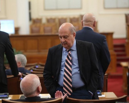 Въвеждат извънредни мерки и в народното събрание