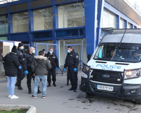 Спецакция блокира базар 