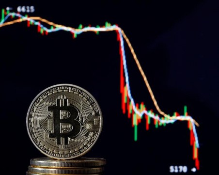 Биткойн се срина с 25%