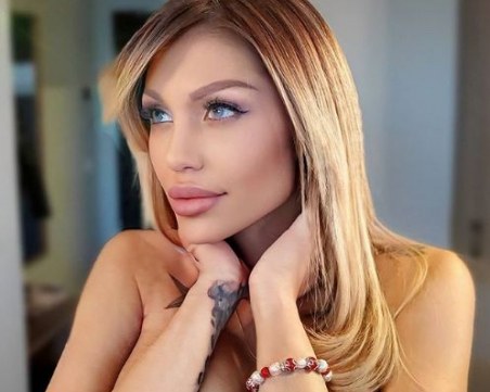 Джулката се щракна гола в отговор на жълта публикация