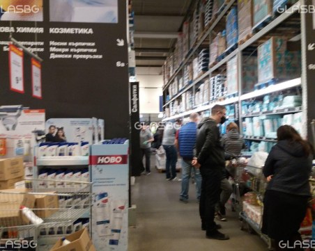 Хора излязоха да пазаруват след полунощ