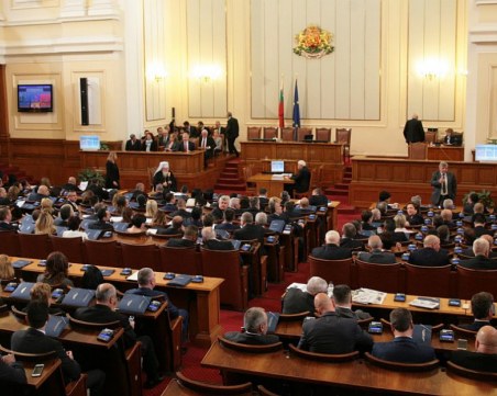 Парламентът гласува дали да бъде обявено извънредно положение