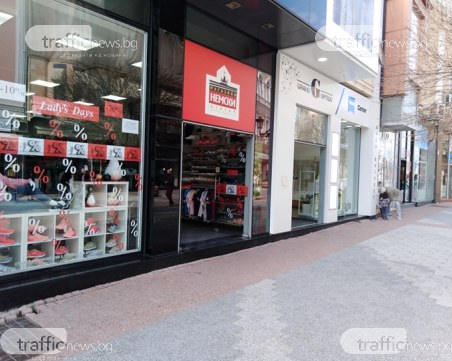 Кафета и ресторанти не работят, опашки в аптеките, магазините - с маски и режим