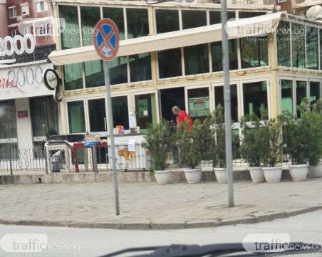 Пловдивски ресторант възмути граждани! Сложи табела 