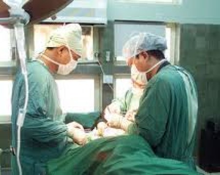 Българи излизат на балконите си, за да подкрепят лекарите с аплодисменти