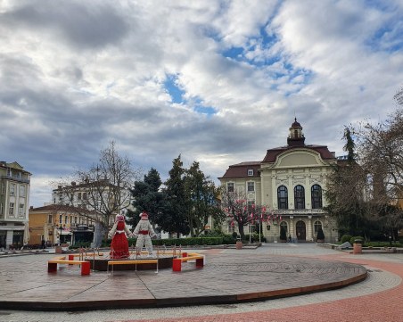 Кризисният щаб в Пловдив: Магазините с удължено работно време, ограждаме детските площадки