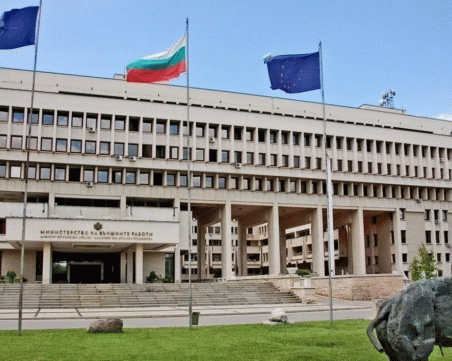 Над 200 позвънявания на дежурния телефон на МВнР само за едно денонощие