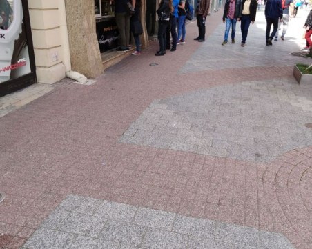 Все още обмислят дали ще затворят всички обекти, освен магазини и аптеки