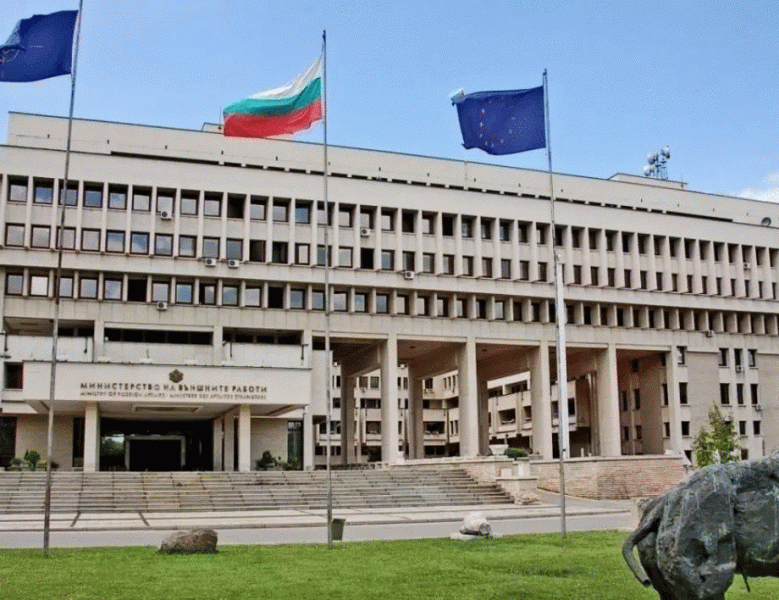 Над 200 позвънявания на дежурния телефон на МВнР само за едно денонощие