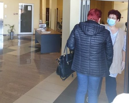 Мерят температурата на всеки в кметството в Тракия