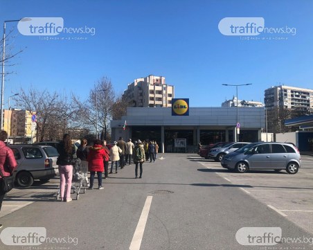 Опашки се извиха по магазините от сутринта в Пловдив и днес