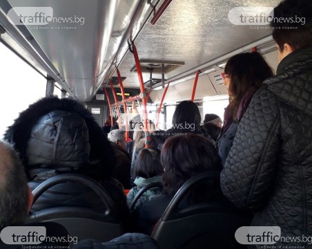 Пълен абсурд заради COVID-19 в Пловдив: Хората пътуват в автобусите 