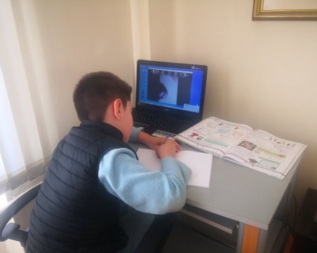 Училище под карантина: Интернет завря от деление на числа