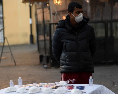 Вирусолог: Не се ровете в интернет, а спазвайте мерките