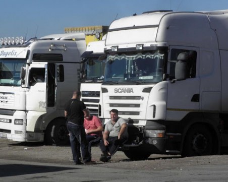 Втори конвой с български тираджии тръгна към България