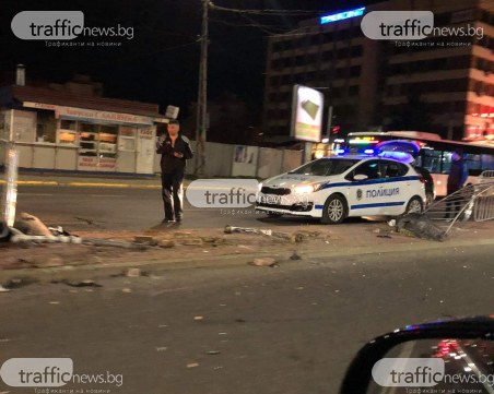 Черен джип отнесе мантинелата на Сточна гара