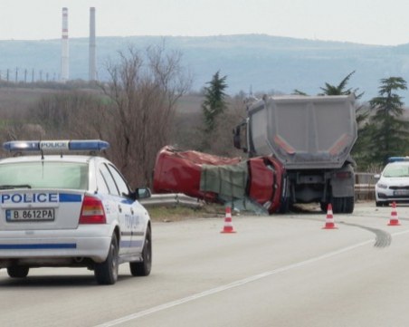Мъж и жена загинаха при тежка катастрофа