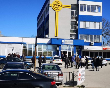 Опашки се вият пред пловдивския КАТ, никой не спазва дистанция