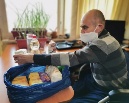 Полицаи помагат на самотноживеещи хора в Карлово