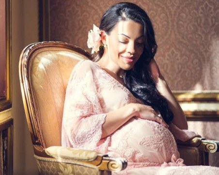 Славея Сиракова пусна първи снимки на бебето