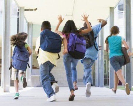 Уважаеми тийнейджъри, спрете купоните и срещите! Родители, моля ви, приберете децата си!