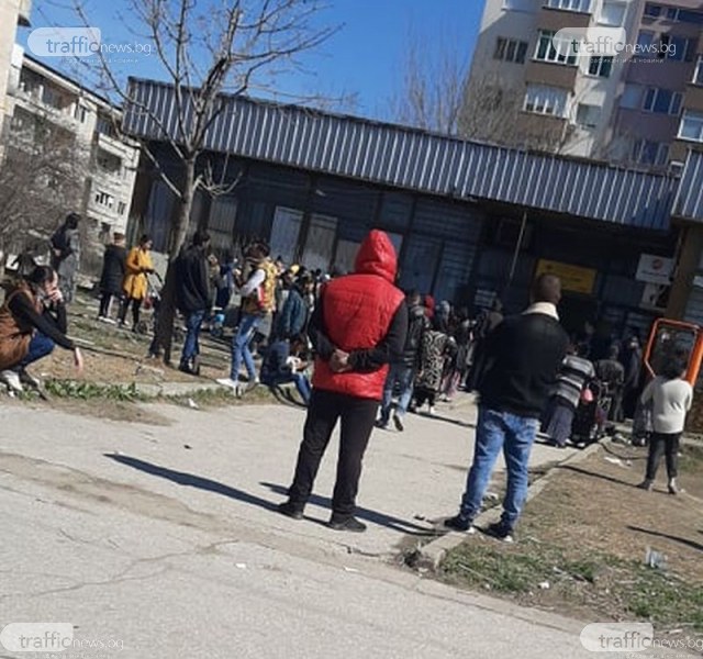 Без контрол! Ромите в Столипиново окупираха пощата, тъпчат се заради помощи