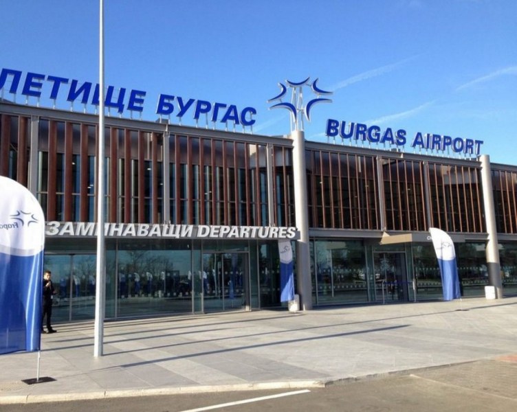 Затвориха летището в Бургас