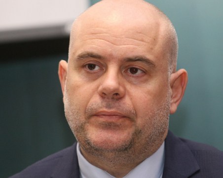 Гешев призова за вечерен час в големите градове