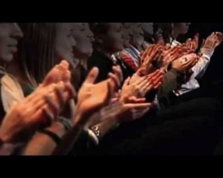 Отново хиляди аплодираха онези, които борят вируса