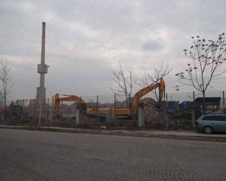 Пловдив се сбогува с комина на бившата фабрика 