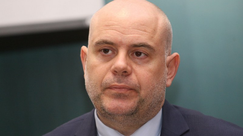 Гешев призова за вечерен час в големите градове