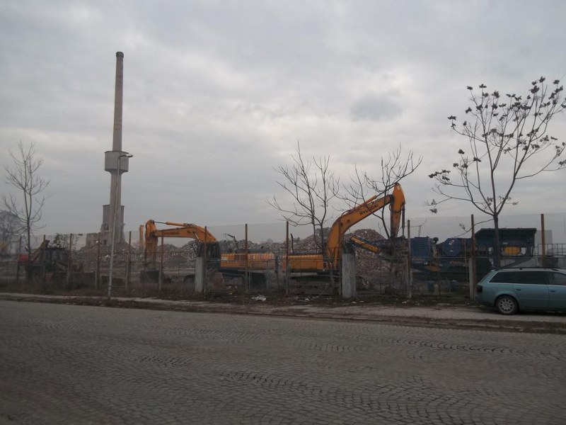 Пловдив се сбогува с комина на бившата фабрика 