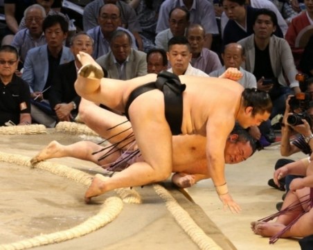 Български сумист твори чудеса на големия пролетен турнир в Осака