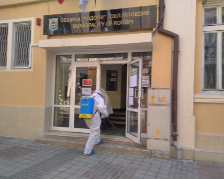 Дезинфекцират  сградата на община 
