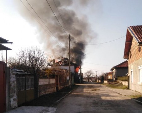 Къща пламна край Карлово, спасиха възрастна жена