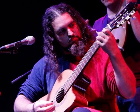 Пловдивският музикант, обявил, че е болен от COVID-19 - жив и здрав! Кой е лъжливото овчарче?