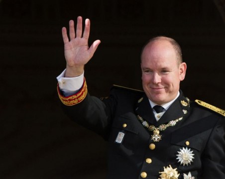 Принцът на Монако хвана коронаривус