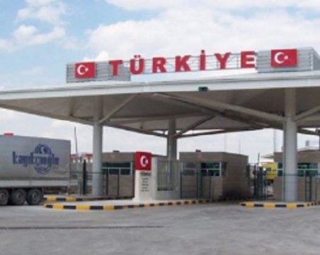 Турция затвори границите си тази нощ