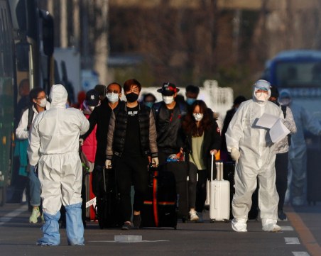 В 44% от случаите COVID-19 се предавал преди появата на първи симптоми