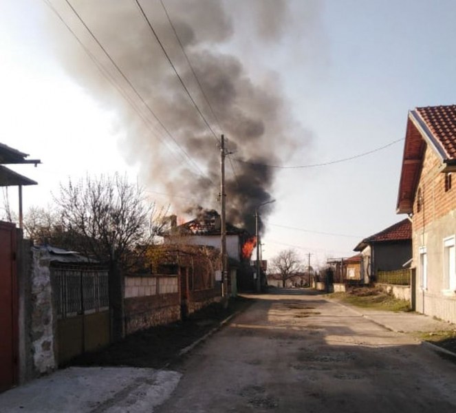 Къща пламна край Карлово, спасиха възрастна жена