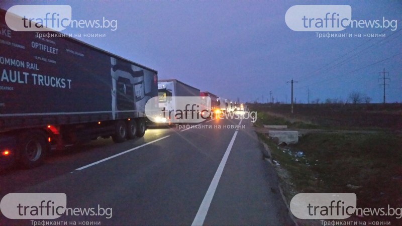 Стотици камиони чакат на границата ни с Румъния, опашката е километрична
