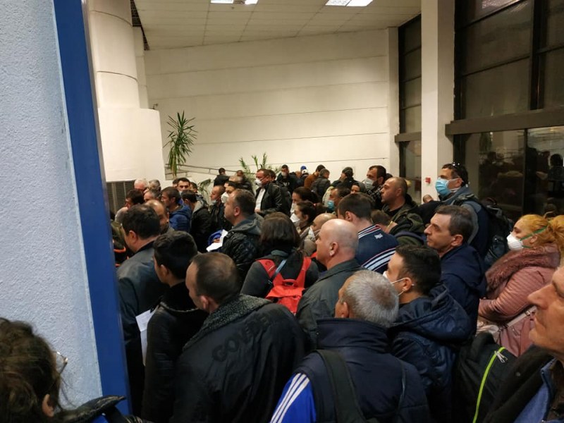 Така се придвижват пътници от рискови държави на летище София