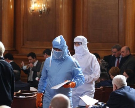 МВР ще следи чрез телефоните спазването на карантината! Ето какви промени прие парламентът