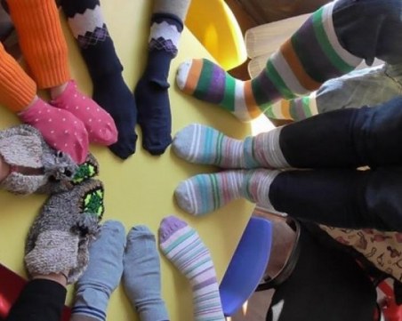 Обуйте шарени чорапи в подкрепа на хората със Синдром на Даун