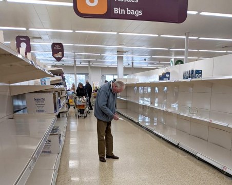 Опразниха магазините в Англия, пенсионер купи само чай и кекс