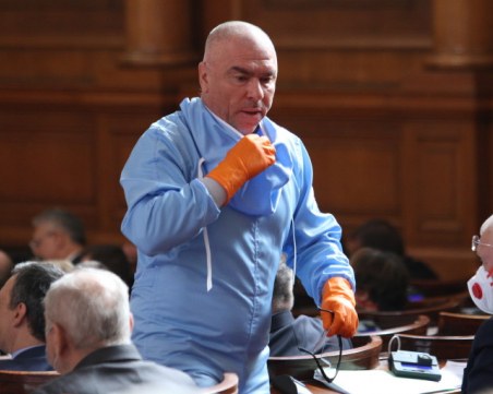 Скандал в парламента! Марешки влезе в залата със защитен костюм