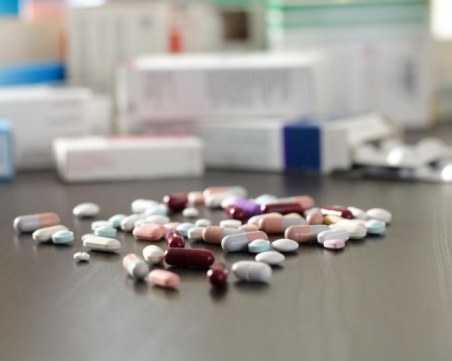 Задържаха трима за незаконна търговия с лекарства в Бургас